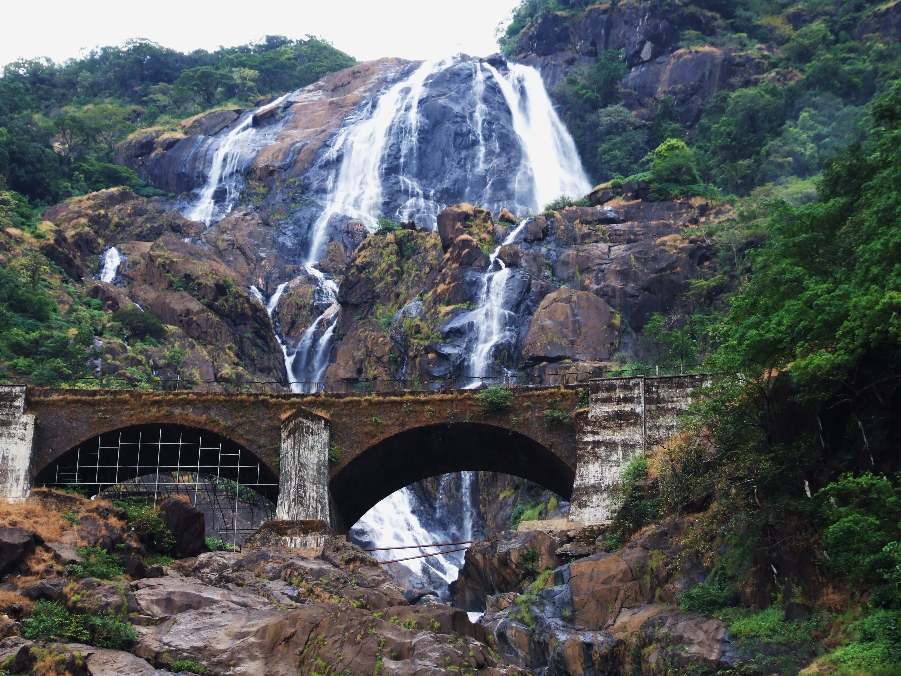 awsome-view-of-falls-dudhsagar-falls